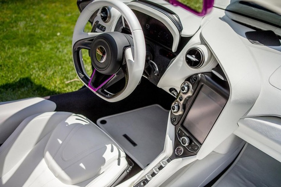 Cabine tem couro claro, até as costuras são no tom branco (Foto: Divulgação) — Foto: Auto Esporte