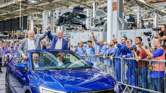 Lula recria fotos históricas de 21 anos atrás em visita à Volkswagen