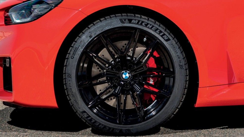 BMW M2 tem arcos das rodas de 19 polegadas na frente e 20" atrás — Foto: Divulgação