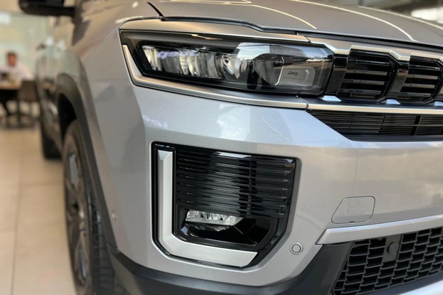 Jeep Commander Longitude 2026 prata - farol