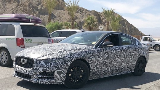 Flagra: Jaguar XE renovado é fotografado em testes no deserto