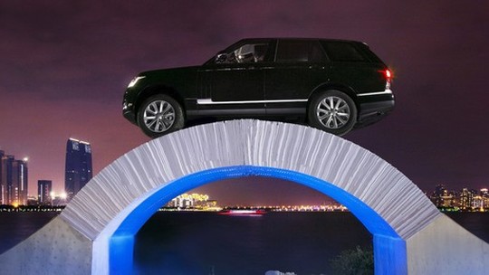 Range Rover cruza ponte de papel na China para comemorar 45 anos
