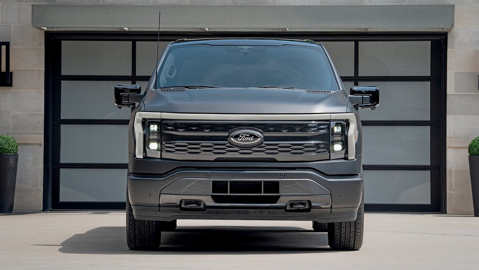 Ford F-150 Lightining tem faróis interligados por uma faixa horizontal de LED — Foto: Divulgação