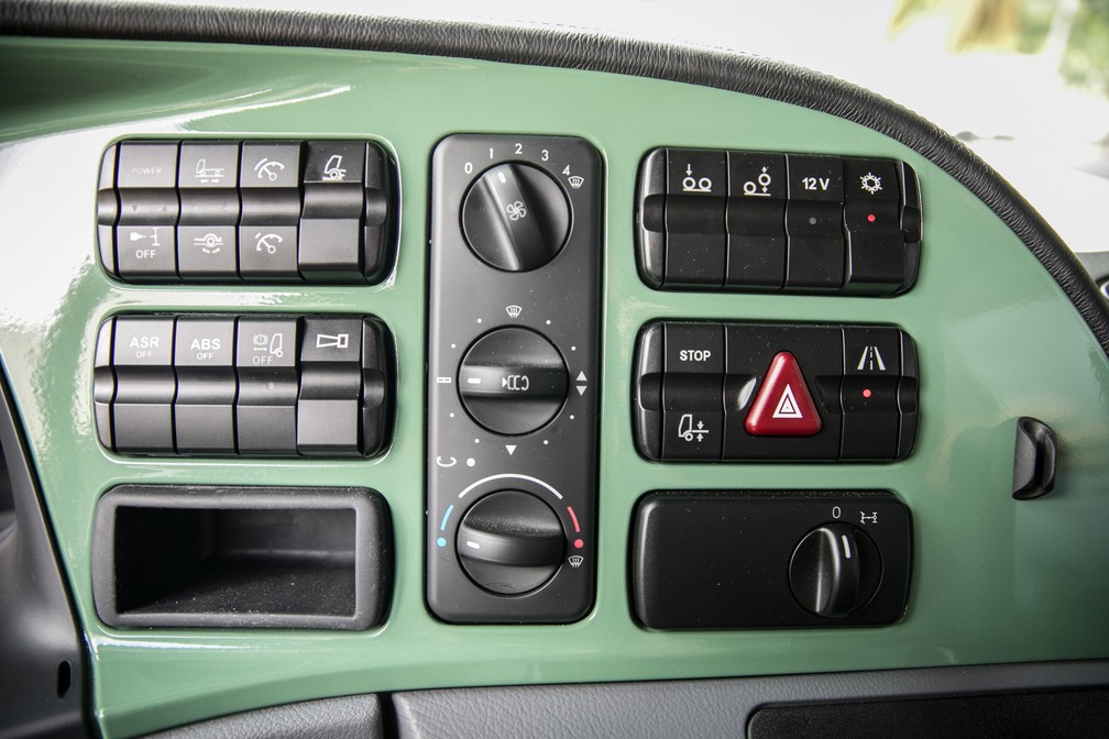 Interior do Actros 2546 tem dezenas de botões — Foto: Fábio Tito/G1