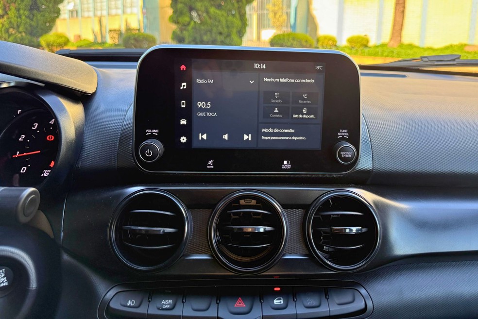Multimídia do Fiat Argo tem 7" e painel conta apenas com tela TFT ao centro que divide espaço com mostradores analógicos  — Foto: André Paixão/Auto News Brasil