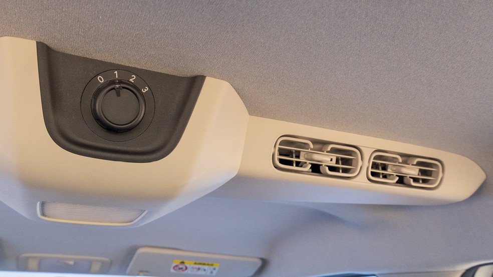 Ventilação forçada tem comandos no teto — Foto: Renato Durães/Auto News Brasil