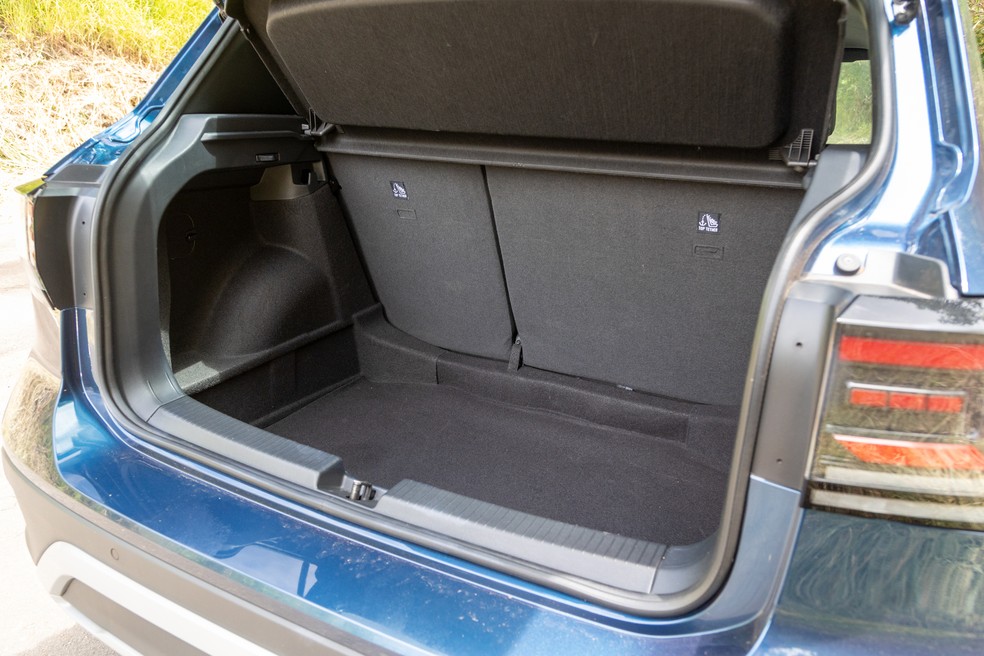 Porta-malas é um dos pontos que mais deixa a desejar no T-Cross Comfortline  — Foto: Renato Durães/Auto News Brasil