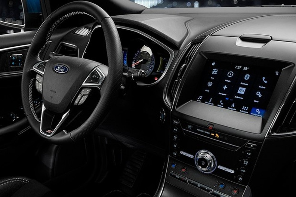 Interior tem detalhes esportivos da grife ST e muitos itens de série (Foto: Divulgação) — Foto: Auto Esporte