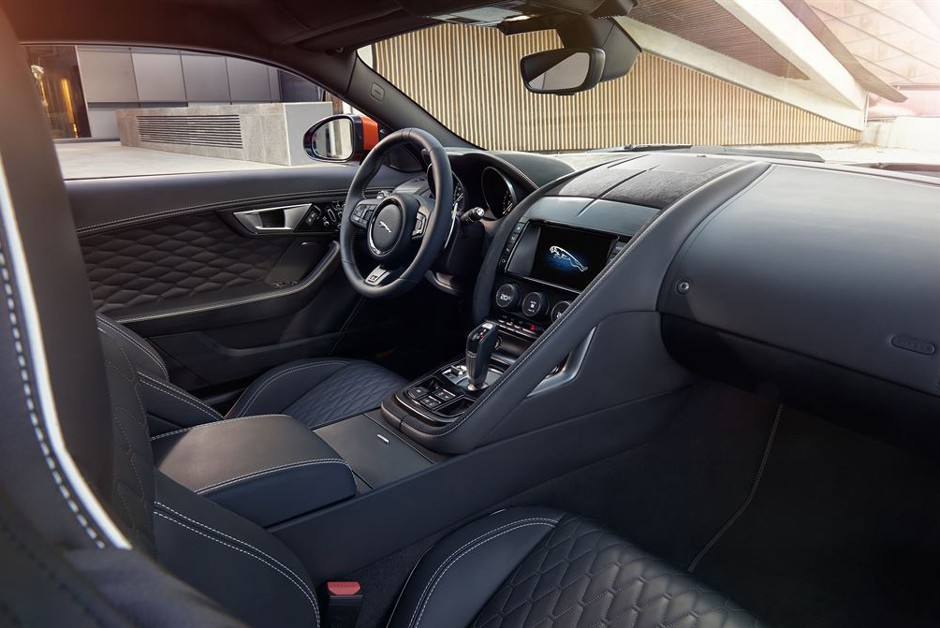 Interior do Jaguar F-Type SVR cupê 