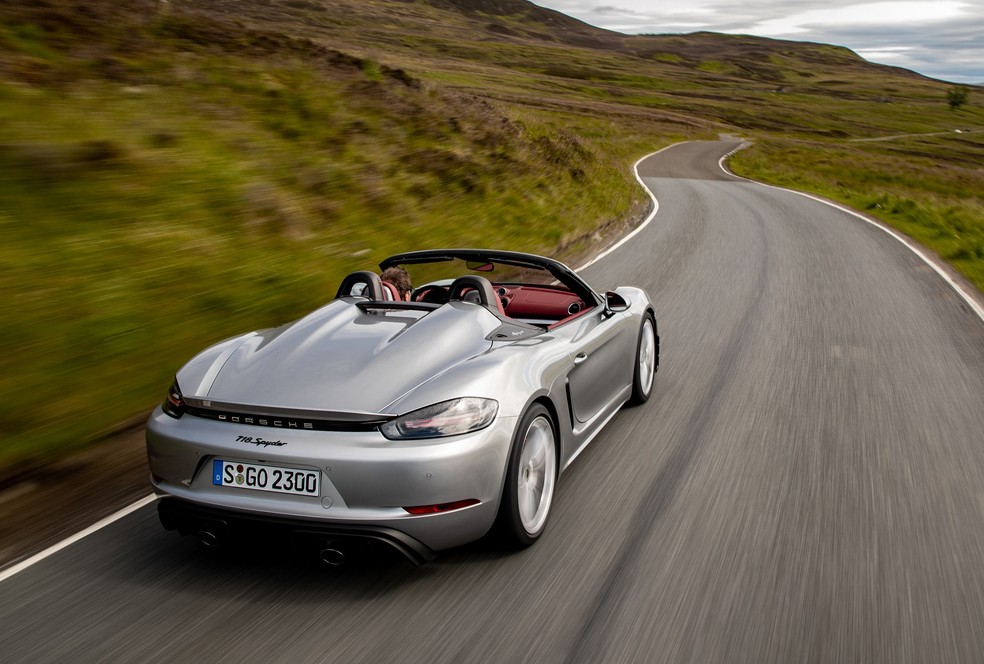 Porsche 718 Spyder é baseado no Boxster, mas tem carroceria roadster — Foto: Divulgação