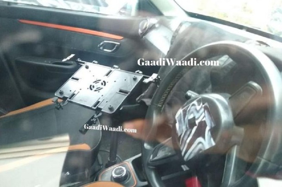 Interior traz detalhes em laranja e cromados (Foto: GaaWaadi) — Foto: Auto Esporte