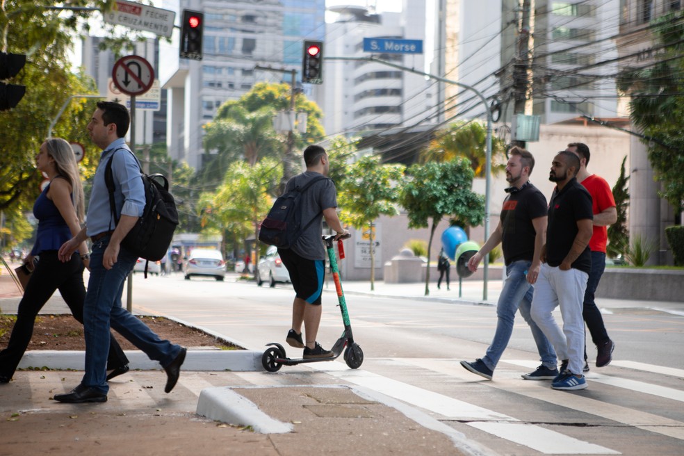 Patinetes não estão liberados para rodar nas ruas — Foto: Marcelo Brandt/G1