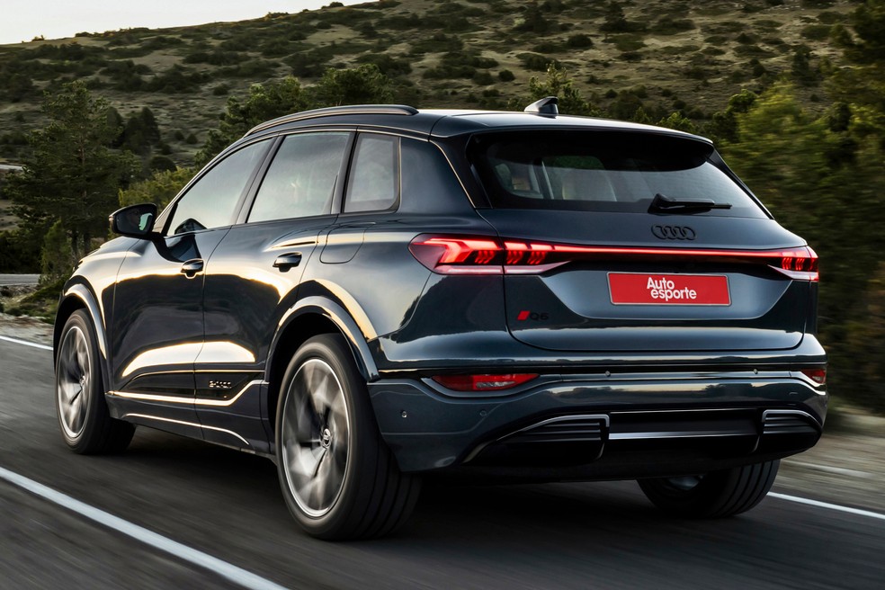 Audi Q6 e-tron 2024 traz lanternas interligadas com faixa iluminada no centro  — Foto: Divulgação