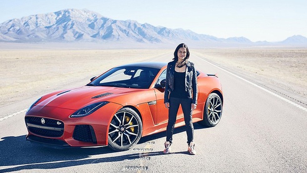 Michelle Rodriguez chega a 320 km/h em um Jaguar F-Type SVR (Foto: Jaguar) — Foto: Auto Esporte