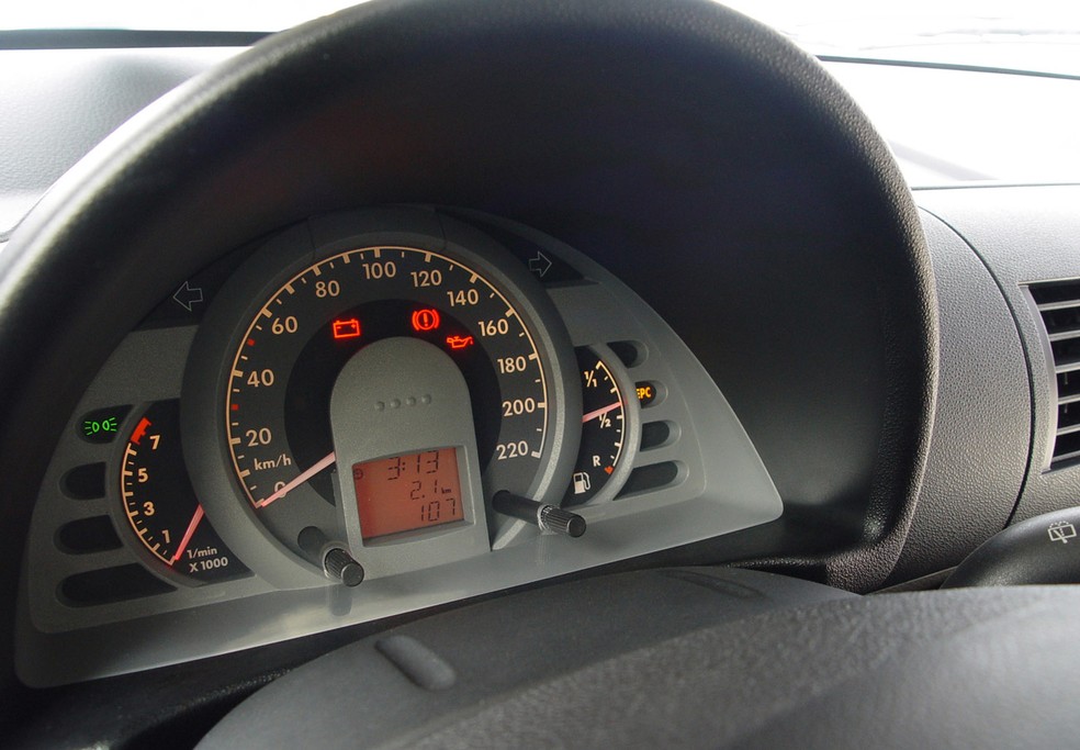 Quadro de instrumentos do Volkswagen Fox 2004 é simples  — Foto: Divulgação