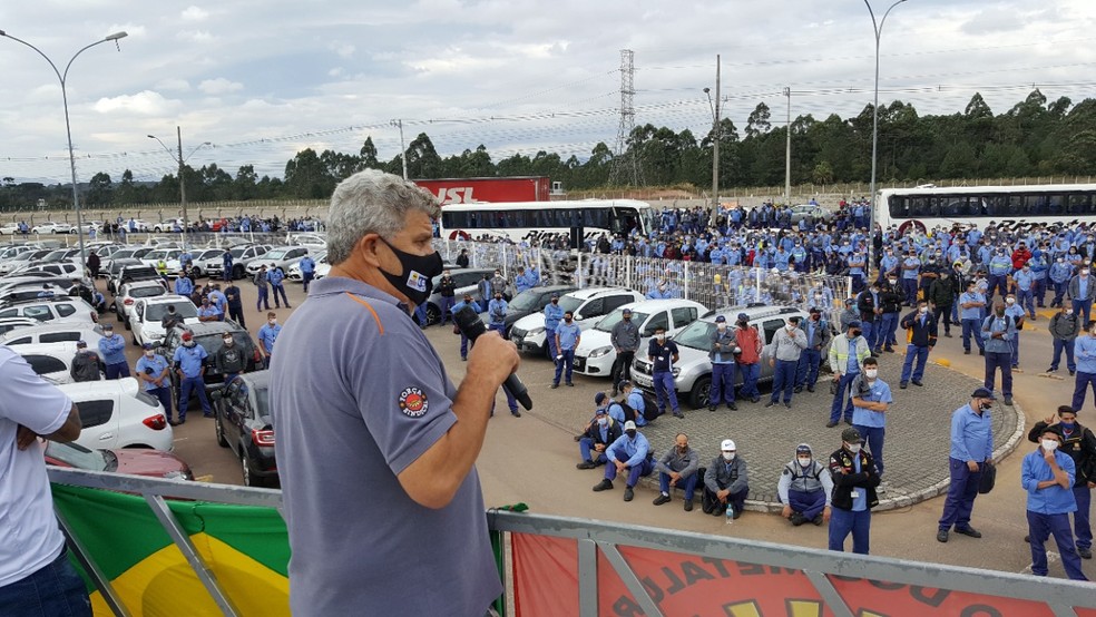 Em assembleia na fábrica da Renault, funcionários aprovaram redução de jornada e salários — Foto: Divulgação/Sindicato dos Metalúrgicos de Curitiba