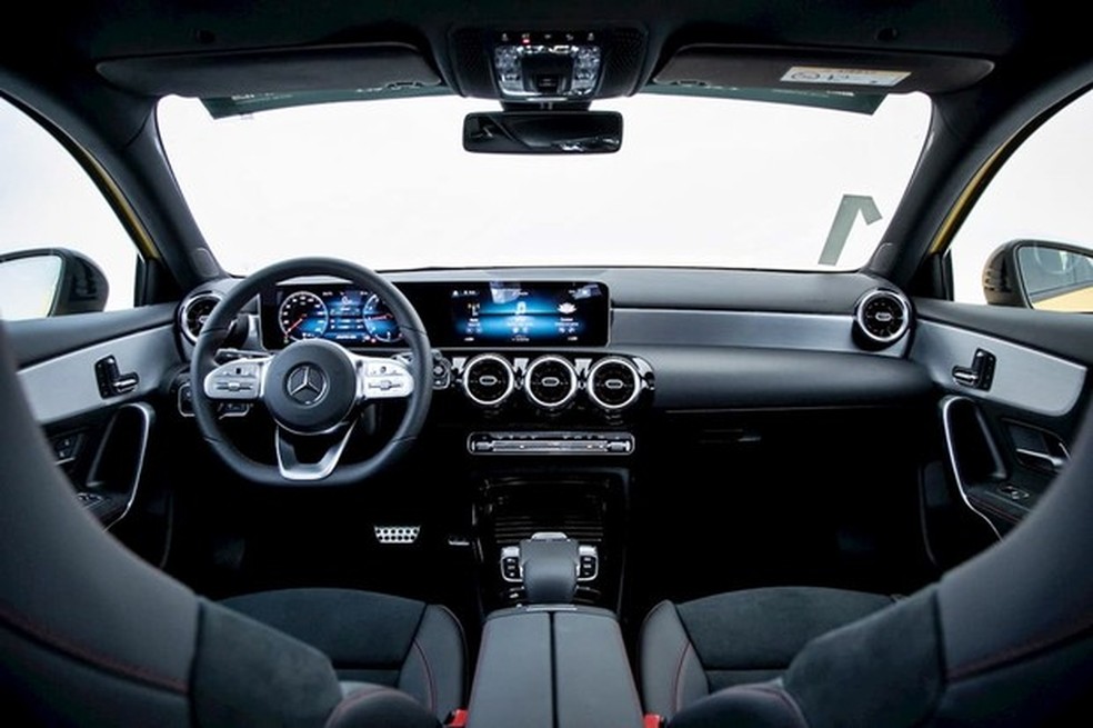 Interior possui cintos e costuras vermelhas, como é de costume nos AMG (Foto: Divulgação) — Foto: Auto Esporte