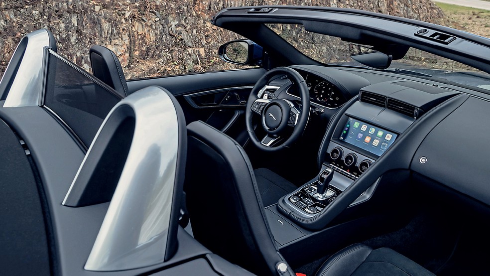 Tela multimídia tem 10 polegadas; a manopla, no estilo joystick, é inspirada na aeronáutica, de acordo com a Jaguar — Foto: Divulgação