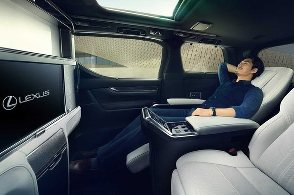 Tela de 26 polegadas, geladeira para champanhe e poltrona reclinável: o carro busca um trazer a classe executiva aéreas ao universo automotivo (Foto: Divulgação ) — Foto: Auto Esporte