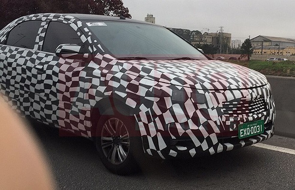 Novo Chevrolet Cobalt flagrado em testes (Foto: Bufalos) — Foto: Auto Esporte