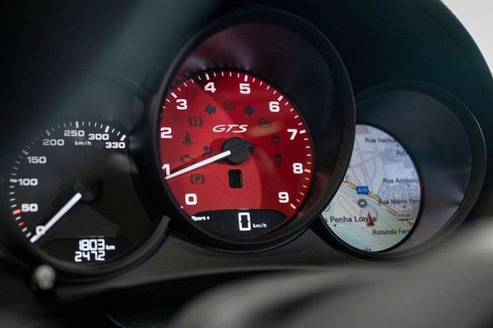 O conta-giros indica o corte a quase 8 mil rpm (Foto: Divulgação) — Foto: Auto Esporte