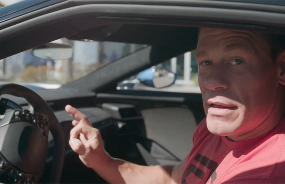 John Cena deveria ter ficado com o carro por pelo menos 2 anos — Foto: Reprodução/YouTube/The Bella Twins