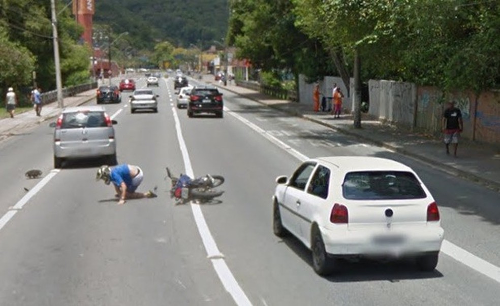 Motoqueiro é flagrado pelo Google Maps (Foto: Reprodução) — Foto: Auto Esporte