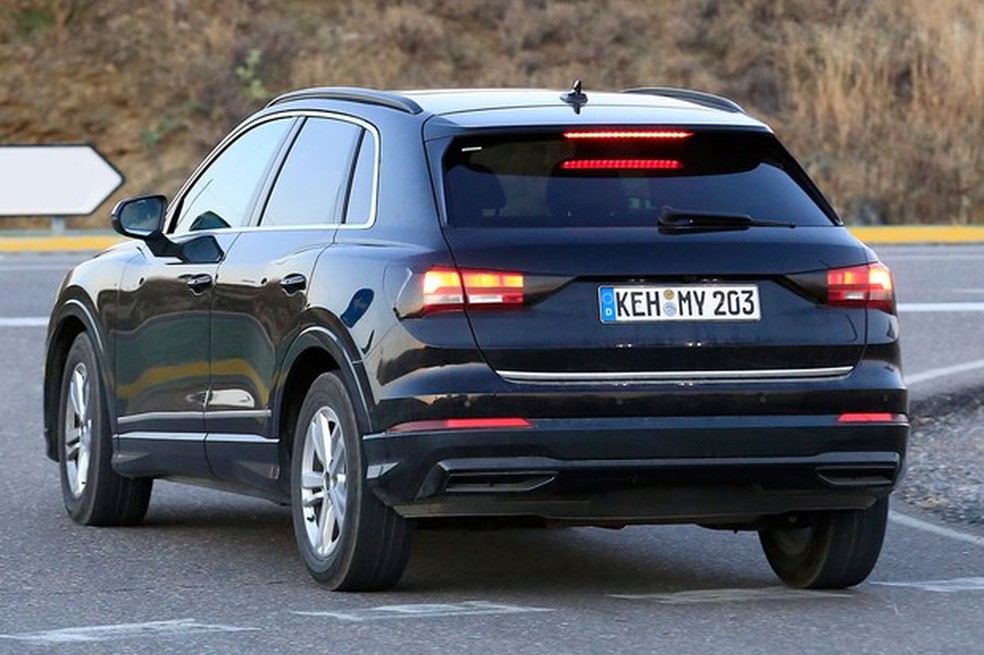 Lanternas de leds sequenciais têm desenho parecido com a do atual Audi Q3 (Foto: AutoMedia/Auto News Brasil) — Foto: Auto Esporte