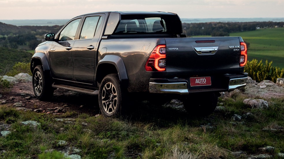 Toyota fez um recall para remoção de aerofólio nas versões SRX Plus e GR-Sport da Hilux — Foto: Divulgação