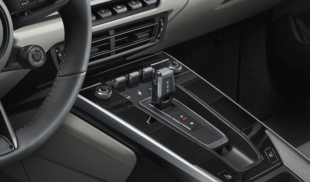 Alavanca de câmbio do novo Porsche 911 e a quantidade reduzida de botões na cabine — Foto: Divulgação