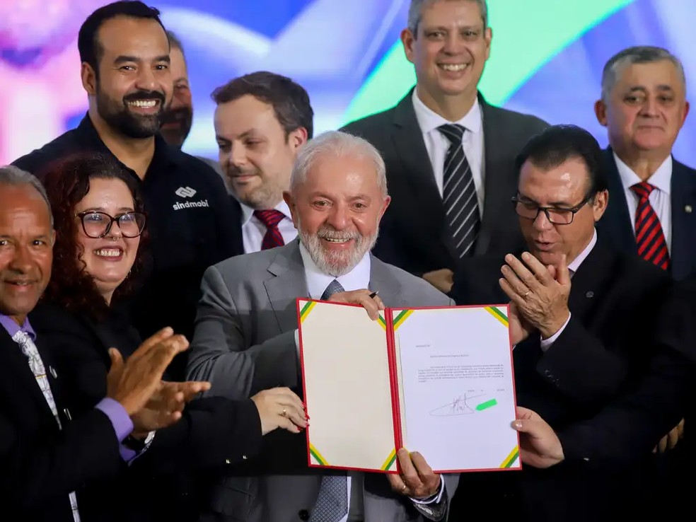 Presidente Lula assinou Projeto de Lei "Autonomia com Direitos", que regulariza a profissão de motoristas de aplicativo — Foto: Antônio Cruz/Agência Brasil