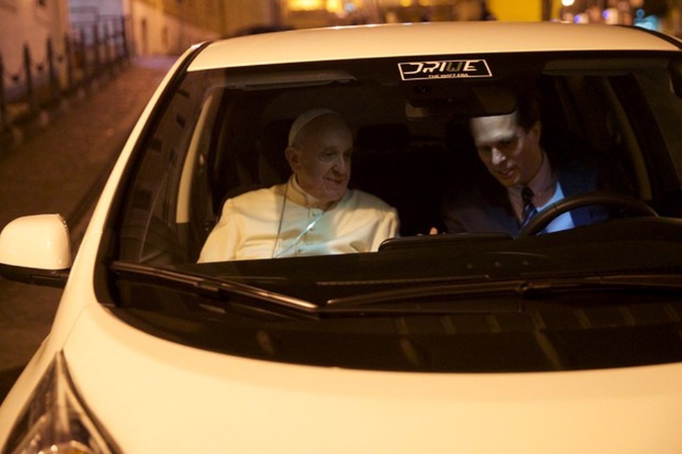 Papa Francisco Nissan Leaf (Foto: Divulgação) — Foto: Auto Esporte