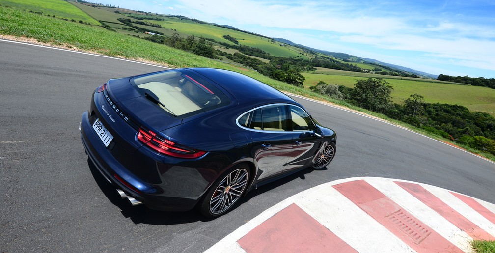 Queda do teto e lanternas do Porsche Panamera lembram o 911 — Foto: Divulgação/Porsche