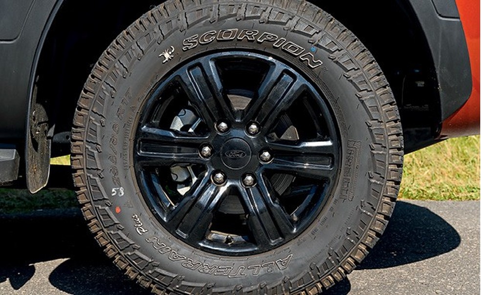 Pneus foram desenvolvidos e parceria  com a Pirelli (Foto: Marcelo Bruzzi) — Foto: Auto Esporte