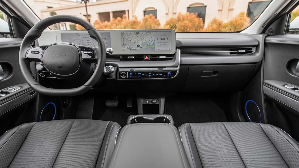 Hyundai Ioniq 5 oferta poucos botões físicos na cabine — Foto: Divulgação