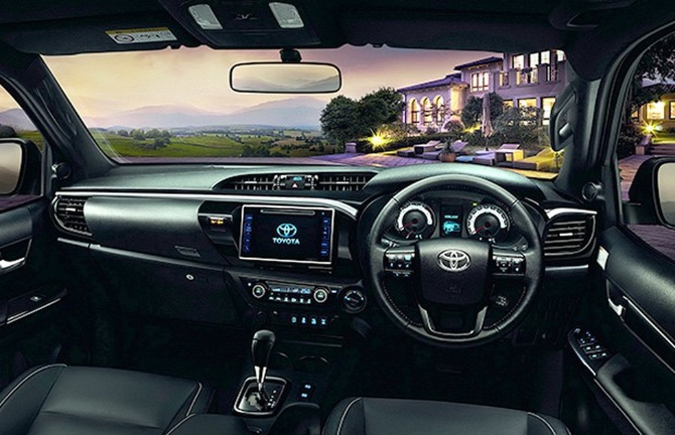 Na cabine da Hilux reestilizada, apenas os novos instrumentos chamam atenção (Foto: Divulgação) — Foto: Auto Esporte