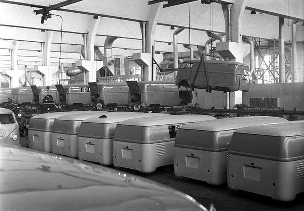 Linha de produção da Kombi em Wolfsburg em 1950 (Foto: Divulgação) — Foto: Auto Esporte