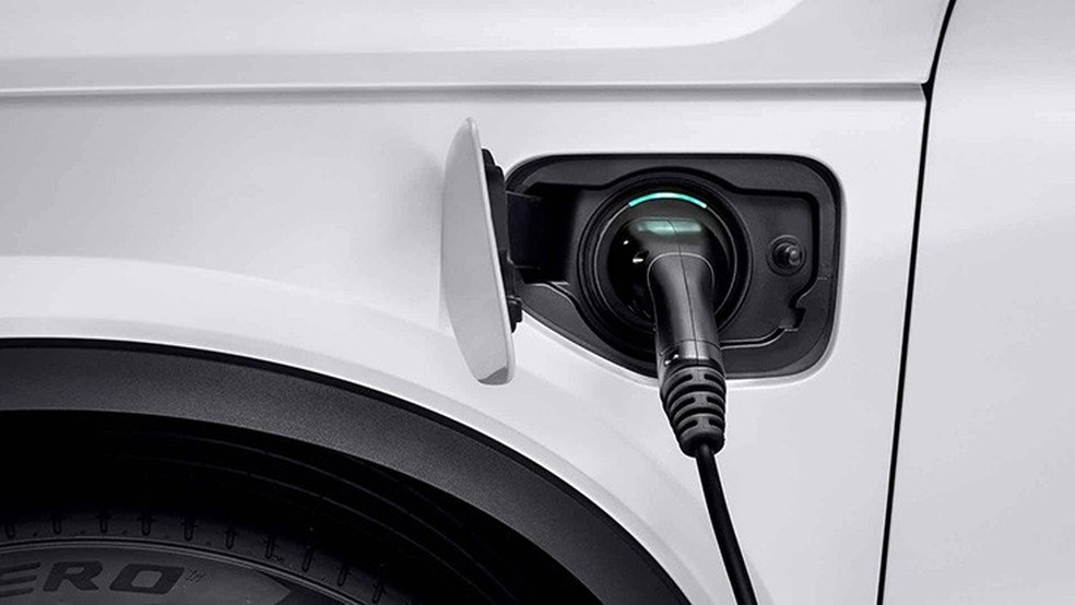 Híbridos plug-in oferecem autonomia elétrica e mais potência; em compensação, porta-malas fica menor e veículo é mais pesado — Foto: Divulgação