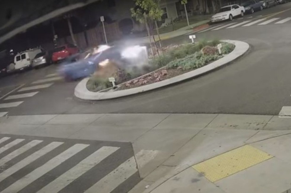 Mulher "vara" a rotatória na Califórnia (Foto: Reprodução Youtube) — Foto: Auto Esporte