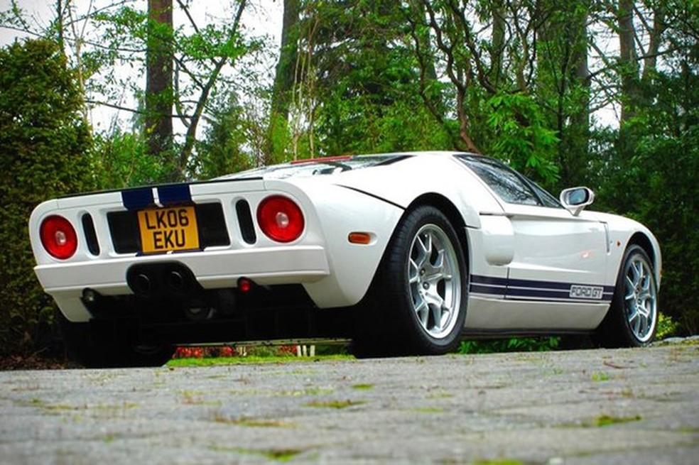 Faixas de corrida e a cor branca são tons oficiais da Ford (Foto: Divulgação) — Foto: Auto Esporte