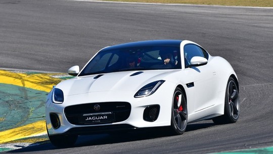 Teste: Com novo motor 2.0 turbo, Jaguar F-Type fica mais manso, mas ainda oferece emoção