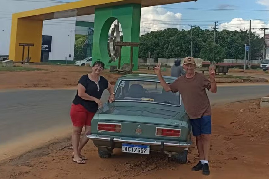 Casal viajou longas distâncias a bordo de um Ford Corcel 1977 sem ar-condicionado