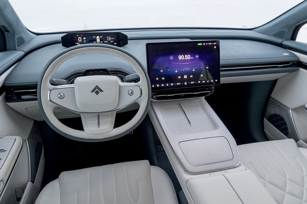 Não há botões na cabine do GAC Hyptec HT; todos os comandos são feitos pela multimídia — Foto: Renato Durães/Auto News Brasil