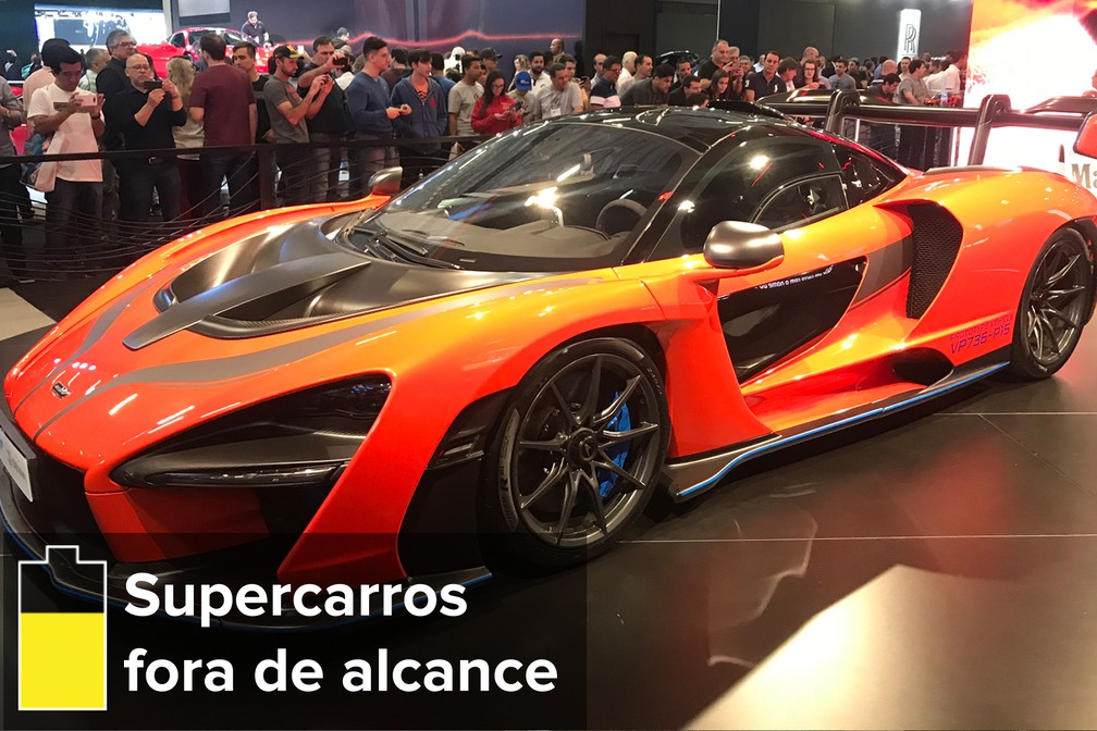 McLaren e público ao fundo, no Salão do Automóvel — Foto: André Paixão/G1