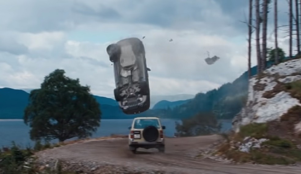 Cena em que o personagem de James Bond dirige um Toyota Land Cruiser Prado — Foto: Reprodução