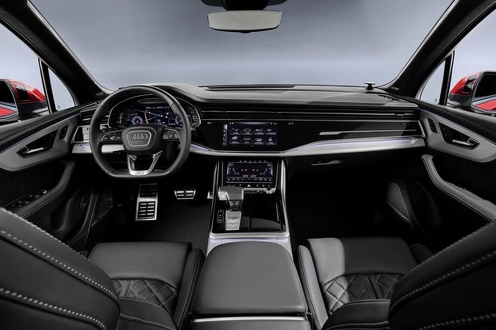 Interior do Q7 tem três telas e acabamento premium (Foto: Divulgação) — Foto: Auto Esporte