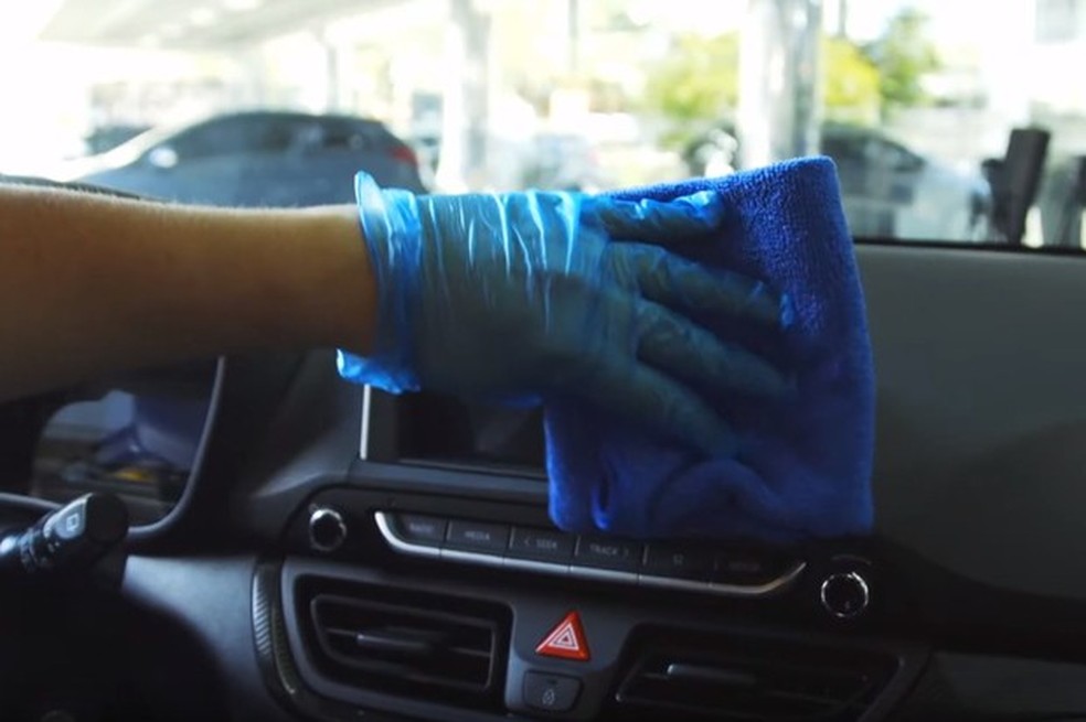 Assim como nos celulares, a tela do multimídia deve ser limpa com frequência (Foto: Divulgação) — Foto: Auto Esporte