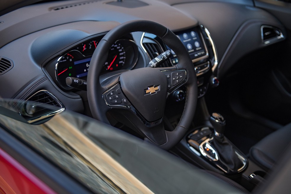 O interior do Chevrolet Cruze RS permanece praticamente igual; os tapetes têm o logotipo "RS" bordados — Foto: Divulgação