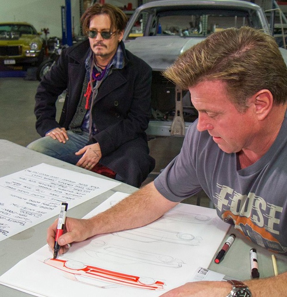 Johnny Depp e Chip Foose na oficina de Overhaulin´' (Foto: Discovery) — Foto: Auto Esporte