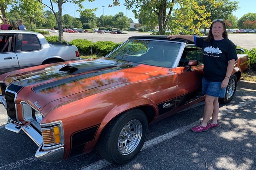 Sócia da empresa Jeana Lopeman com seu Mercury Cougar de 1972 (Foto: Reprodução Atlanta Magazine. Foto: Beth Ward) — Foto: Auto Esporte